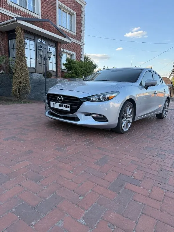 Mazda 3 2018 год, пробег 158т во владении 3 года. цена 1800000 торг +79494805575 двигатель 2.5 skyactive, едет хорошо, при этом потребляя минимум топлива. масло не кушает, от замены до замены без долива. техническая часть на отлично, любые проверки. хорошая комплектация слепые зоны; кожаный салон; carplay; бесключевой доступ; подогрев сидений; круиз контроль; датчик предотвращения столкновения; помощник выезда задним ходом; камера заднего вида; датчик света/дождя; докатка; эл. привод сидений и т. д. с машиной отдам комплект зимних шин на 16х дисках. нет ошибок по диагностике - все кристально чисто. подушки не стрельнутые. все на месте. кузовная часть - ходовая, подвеска, ланжероны - все целое. в дтп не была (только притертости из-за которых появилось косметических окраса, фото имеются). 📞 звоните: +7(949)4805575 - фотография - 7