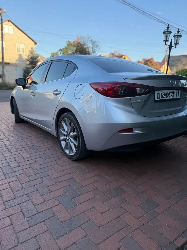 Mazda 3 2018 год, пробег 158т во владении 3 года. цена 1800000 торг +79494805575 двигатель 2.5 skyactive, едет хорошо, при этом потребляя минимум топлива. масло не кушает, от замены до замены без долива. техническая часть на отлично, любые проверки. хорошая комплектация слепые зоны; кожаный салон; carplay; бесключевой доступ; подогрев сидений; круиз контроль; датчик предотвращения столкновения; помощник выезда задним ходом; камера заднего вида; датчик света/дождя; докатка; эл. привод сидений и т. д. с машиной отдам комплект зимних шин на 16х дисках. нет ошибок по диагностике - все кристально чисто. подушки не стрельнутые. все на месте. кузовная часть - ходовая, подвеска, ланжероны - все целое. в дтп не была (только притертости из-за которых появилось косметических окраса, фото имеются). 📞 звоните: +7(949)4805575 - фотография - 9