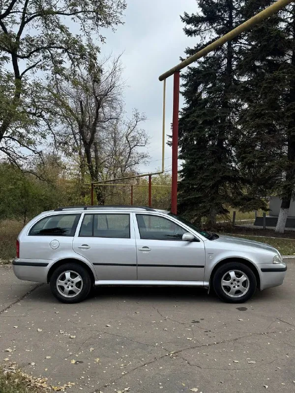 Skoda octavia tour. 2003 год. в кузове универсал. skoda октавия тур. 1.6 mpi, механика. чешская сборка, пригнана из германии, последние 8 лет в одних руках. заводской окрас. есть мелкие сколы, царапины. машина не новая. остекление оригинал. комплектация selection : электро зеркала с подогревом, 2 стеклоподъемника, климат есть - работает. работает штатно, дыма и посторонних звуков нет. 2 родных ключа abs, esp, 4 подушки безопасности. ручник держит машина в хорошем состоянии, сел-поехал. все работает. хорошая резина. в дтп не участвовала(все герметики, сварные точки и т. д. заводские) автотека зеленая цена 580.000 торг у капота документы чистые и в порядке +79493594733 макеевка 📲 tg: @killreall17 📞 звоните: +7(949)3594733 - фотография - 3