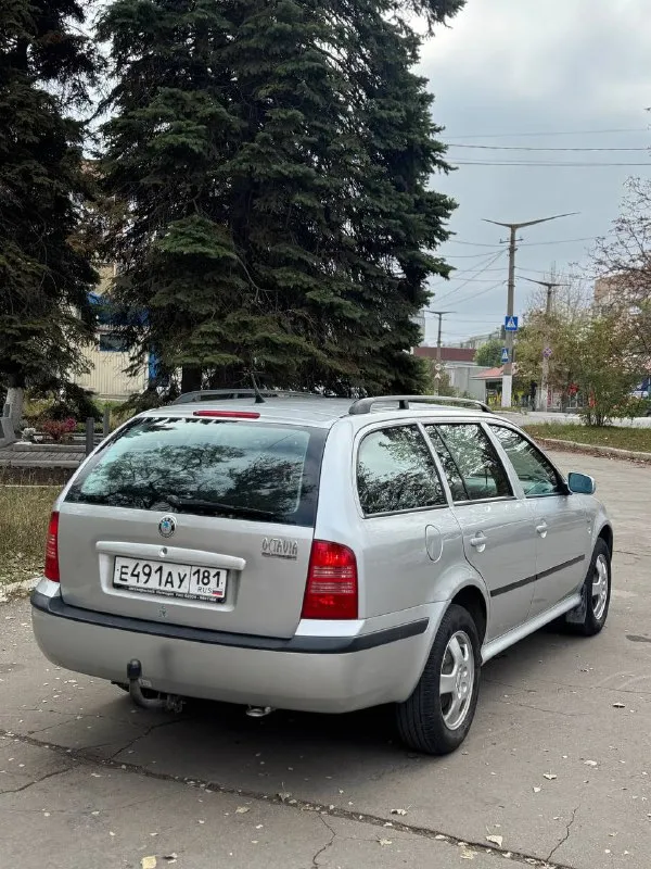 Skoda octavia tour. 2003 год. в кузове универсал. skoda октавия тур. 1.6 mpi, механика. чешская сборка, пригнана из германии, последние 8 лет в одних руках. заводской окрас. есть мелкие сколы, царапины. машина не новая. остекление оригинал. комплектация selection : электро зеркала с подогревом, 2 стеклоподъемника, климат есть - работает. работает штатно, дыма и посторонних звуков нет. 2 родных ключа abs, esp, 4 подушки безопасности. ручник держит машина в хорошем состоянии, сел-поехал. все работает. хорошая резина. в дтп не участвовала(все герметики, сварные точки и т. д. заводские) автотека зеленая цена 580.000 торг у капота документы чистые и в порядке +79493594733 макеевка 📲 tg: @killreall17 📞 звоните: +7(949)3594733 - фотография - 4