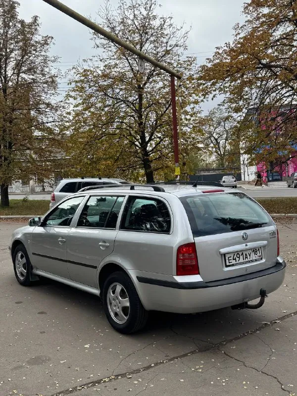 Skoda octavia tour. 2003 год. в кузове универсал. skoda октавия тур. 1.6 mpi, механика. чешская сборка, пригнана из германии, последние 8 лет в одних руках. заводской окрас. есть мелкие сколы, царапины. машина не новая. остекление оригинал. комплектация selection : электро зеркала с подогревом, 2 стеклоподъемника, климат есть - работает. работает штатно, дыма и посторонних звуков нет. 2 родных ключа abs, esp, 4 подушки безопасности. ручник держит машина в хорошем состоянии, сел-поехал. все работает. хорошая резина. в дтп не участвовала(все герметики, сварные точки и т. д. заводские) автотека зеленая цена 580.000 торг у капота документы чистые и в порядке +79493594733 макеевка 📲 tg: @killreall17 📞 звоните: +7(949)3594733 - фотография - 5