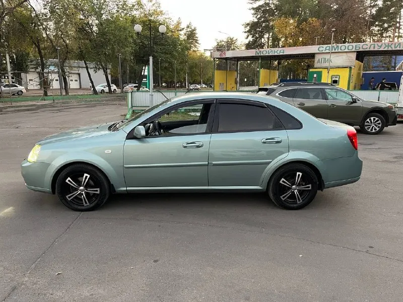 Продам chevrolet лачетти. год 2006.пробег 197 тыс км подтвержденный автотекой. объём 1.4.много чего сделано и заменено. без дтп. кузов в хорошем состоянии. сухой не потеет, масло не расходует (капиталился). ходовая на пять с плюсом, без стуков и скрипов. хорошая музыка. стёкла все родные. без гнилья и рыжиков. дно, ,пороги завод, обработанные антикором. кондиционер обслужен и заправлен. сигнализация, цз, автозапуск. почти новая летняя резина на литых дисках. линзованные фары. авто без финансовых вложений. состояние сел и поехал. автотека по запросу. цена 535 тыс рублей. осмотр г. краснодон. тел +79597023605 📞 звоните: +7(959)7023605 - фотография - 2