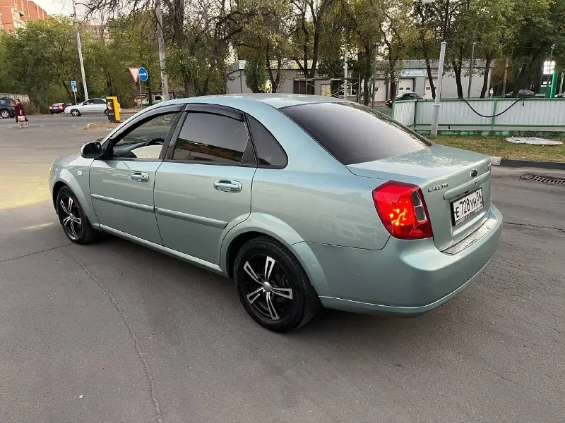 Продам chevrolet лачетти. год 2006.пробег 197 тыс км подтвержденный автотекой. объём 1.4.много чего сделано и заменено. без дтп. кузов в хорошем состоянии. сухой не потеет, масло не расходует (капиталился). ходовая на пять с плюсом, без стуков и скрипов. хорошая музыка. стёкла все родные. без гнилья и рыжиков. дно, ,пороги завод, обработанные антикором. кондиционер обслужен и заправлен. сигнализация, цз, автозапуск. почти новая летняя резина на литых дисках. линзованные фары. авто без финансовых вложений. состояние сел и поехал. автотека по запросу. цена 535 тыс рублей. осмотр г. краснодон. тел +79597023605 📞 звоните: +7(959)7023605 - фотография - 4