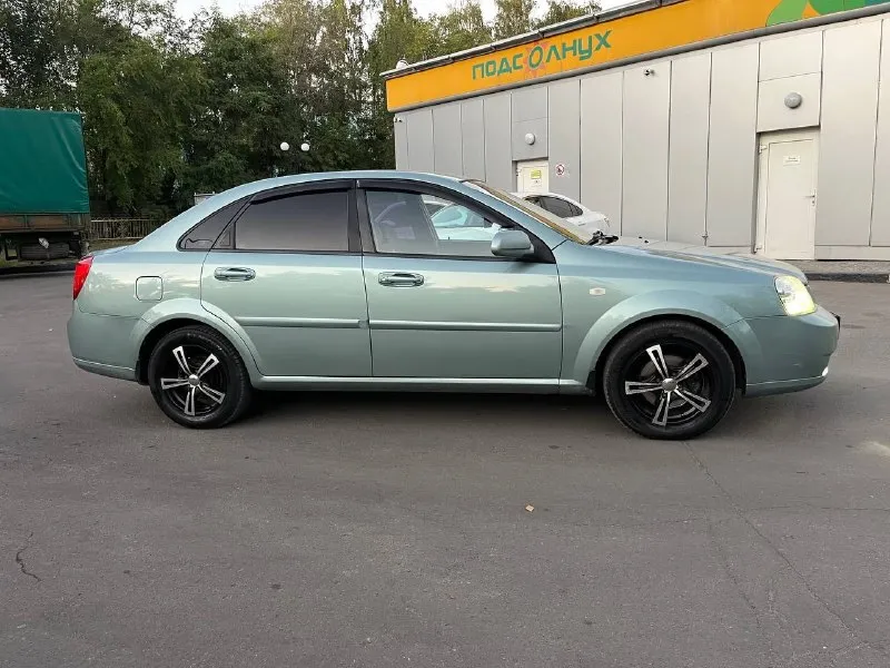 Продам chevrolet лачетти. год 2006.пробег 197 тыс км подтвержденный автотекой. объём 1.4.много чего сделано и заменено. без дтп. кузов в хорошем состоянии. сухой не потеет, масло не расходует (капиталился). ходовая на пять с плюсом, без стуков и скрипов. хорошая музыка. стёкла все родные. без гнилья и рыжиков. дно, ,пороги завод, обработанные антикором. кондиционер обслужен и заправлен. сигнализация, цз, автозапуск. почти новая летняя резина на литых дисках. линзованные фары. авто без финансовых вложений. состояние сел и поехал. автотека по запросу. цена 535 тыс рублей. осмотр г. краснодон. тел +79597023605 📞 звоните: +7(959)7023605 - фотография - 6