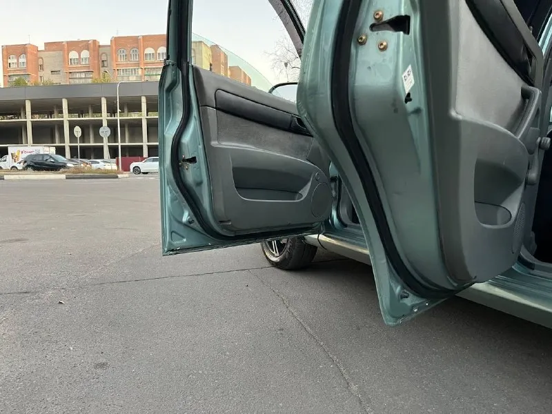 Продам chevrolet лачетти. год 2006.пробег 197 тыс км подтвержденный автотекой. объём 1.4.много чего сделано и заменено. без дтп. кузов в хорошем состоянии. сухой не потеет, масло не расходует (капиталился). ходовая на пять с плюсом, без стуков и скрипов. хорошая музыка. стёкла все родные. без гнилья и рыжиков. дно, ,пороги завод, обработанные антикором. кондиционер обслужен и заправлен. сигнализация, цз, автозапуск. почти новая летняя резина на литых дисках. линзованные фары. авто без финансовых вложений. состояние сел и поехал. автотека по запросу. цена 535 тыс рублей. осмотр г. краснодон. тел +79597023605 📞 звоните: +7(959)7023605 - фотография - 7