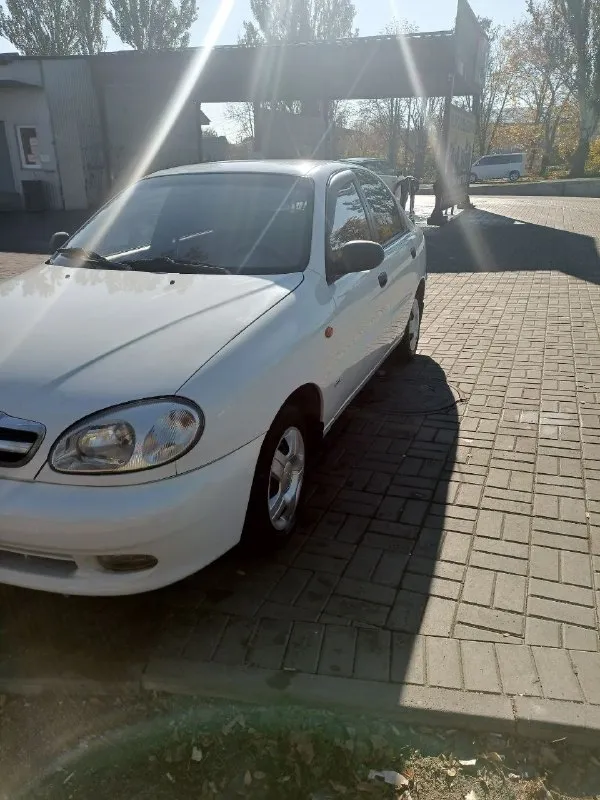 Chevrolet ланос sx, 2009 года, максимальной комплектации, с рабочим кондиционером. в одной семье, один хозяин. пробег 129 т. км. без дтп, с заводским остеклением, пороги, рамки, крыша, стойки -завод, птс - оригинальный, на хорошем ходу. двигатель работает мягко. т.89790551056, 375т. ₽. 📞 звоните: +7(905)5105637 - фотография - 3