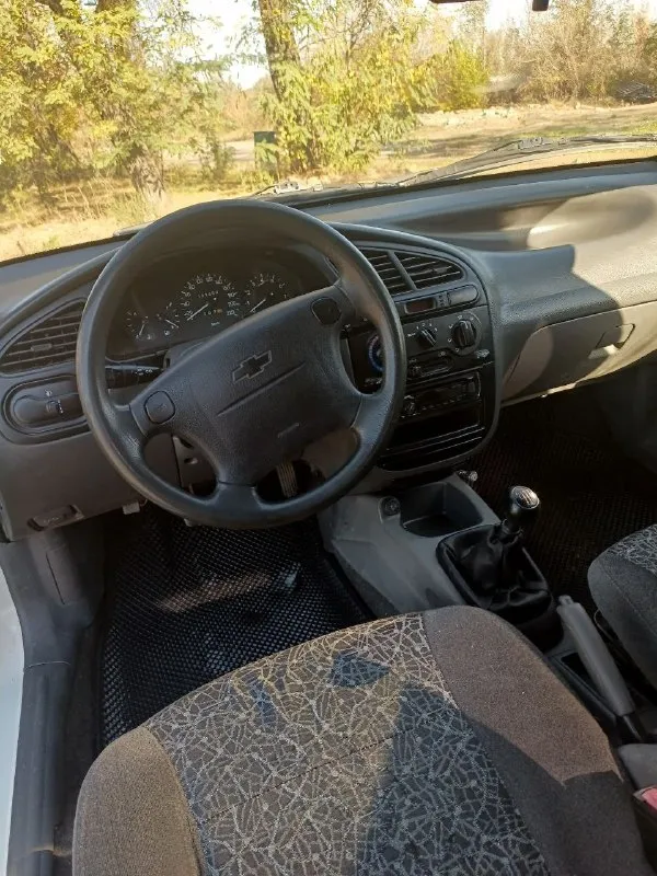 Chevrolet ланос sx, 2009 года, максимальной комплектации, с рабочим кондиционером. в одной семье, один хозяин. пробег 129 т. км. без дтп, с заводским остеклением, пороги, рамки, крыша, стойки -завод, птс - оригинальный, на хорошем ходу. двигатель работает мягко. т.89790551056, 375т. ₽. 📞 звоните: +7(905)5105637 - фотография - 5