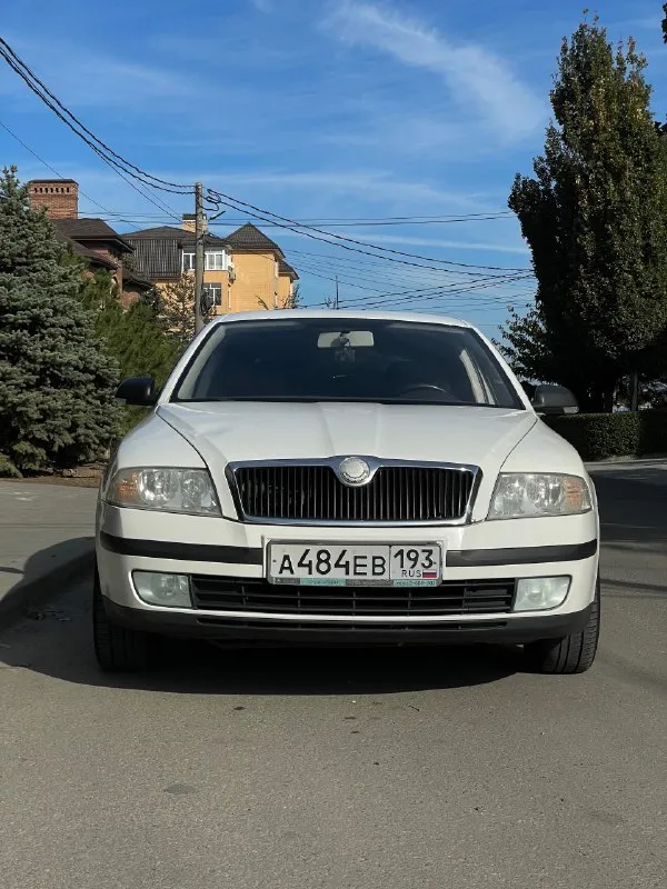 ☘️ skoda octavia 1.6 fsi 2007 механика цена: 660 тысяч рублей (торг) номер: +79494771813 / +79897136521 (телеграм/вотсап) город: макеевка продается skoda октавия а5 1.6 fsi на механической коробке передач. хозяйская, была все время в одной семье, фактически один владелец. ездила исключительно по краснодару, поэтому днище с порогоми сохранились максимально хорошо. состояние близко к идеалу, имеются жизненные скольчики и небольшая вмятина на капоте, но это мелочи на фоне общего состояния авто. родной окрас, машина без дтп. по технической части вопросов нет, все работает и едет как надо. двигатель не шумит, не троит, тянет машину хорошо. все передачи работают. печка жарит, кондиционер холодит. по электрике вопросов так же нет, все работает, музыка играет хорошо. была замена обшивки потолка, старая провисла, частая проблема старых вагов. поставил кожаный руль заместо пластикового, сделал хим чистку сидений, салон выглядит отлично, очень чистый и аккуратный. резина летняя пер 📞 звоните: +7(949)4771813 - фотография - 2