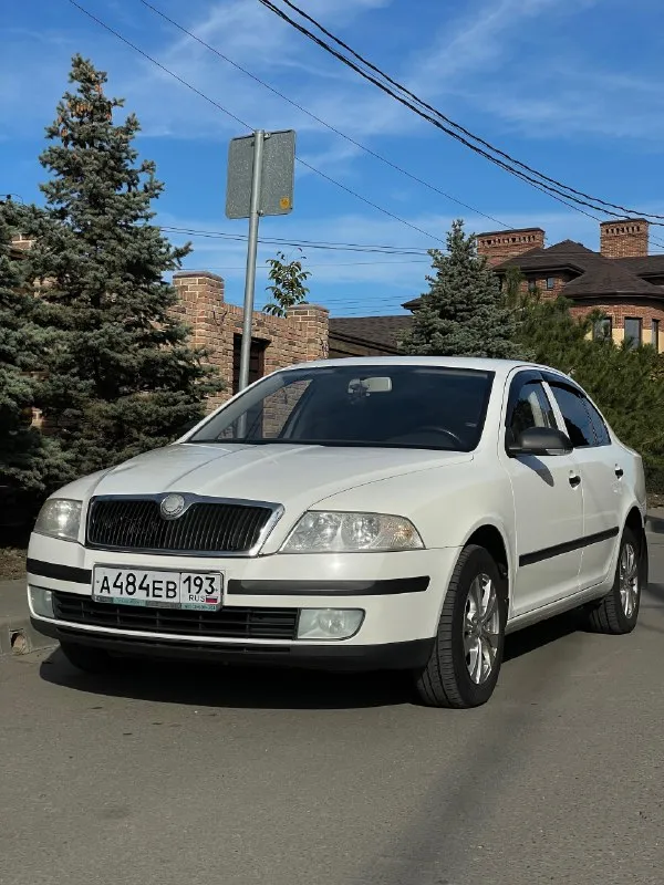☘️ skoda octavia 1.6 fsi 2007 механика цена: 660 тысяч рублей (торг) номер: +79494771813 / +79897136521 (телеграм/вотсап) город: макеевка продается skoda октавия а5 1.6 fsi на механической коробке передач. хозяйская, была все время в одной семье, фактически один владелец. ездила исключительно по краснодару, поэтому днище с порогоми сохранились максимально хорошо. состояние близко к идеалу, имеются жизненные скольчики и небольшая вмятина на капоте, но это мелочи на фоне общего состояния авто. родной окрас, машина без дтп. по технической части вопросов нет, все работает и едет как надо. двигатель не шумит, не троит, тянет машину хорошо. все передачи работают. печка жарит, кондиционер холодит. по электрике вопросов так же нет, все работает, музыка играет хорошо. была замена обшивки потолка, старая провисла, частая проблема старых вагов. поставил кожаный руль заместо пластикового, сделал хим чистку сидений, салон выглядит отлично, очень чистый и аккуратный. резина летняя пер 📞 звоните: +7(949)4771813 - фотография - 3