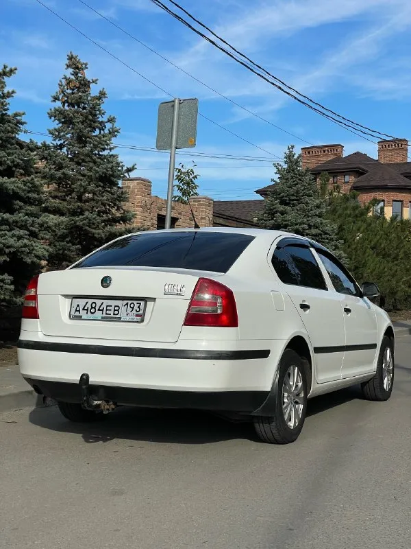 ☘️ skoda octavia 1.6 fsi 2007 механика цена: 660 тысяч рублей (торг) номер: +79494771813 / +79897136521 (телеграм/вотсап) город: макеевка продается skoda октавия а5 1.6 fsi на механической коробке передач. хозяйская, была все время в одной семье, фактически один владелец. ездила исключительно по краснодару, поэтому днище с порогоми сохранились максимально хорошо. состояние близко к идеалу, имеются жизненные скольчики и небольшая вмятина на капоте, но это мелочи на фоне общего состояния авто. родной окрас, машина без дтп. по технической части вопросов нет, все работает и едет как надо. двигатель не шумит, не троит, тянет машину хорошо. все передачи работают. печка жарит, кондиционер холодит. по электрике вопросов так же нет, все работает, музыка играет хорошо. была замена обшивки потолка, старая провисла, частая проблема старых вагов. поставил кожаный руль заместо пластикового, сделал хим чистку сидений, салон выглядит отлично, очень чистый и аккуратный. резина летняя пер 📞 звоните: +7(949)4771813 - фотография - 6