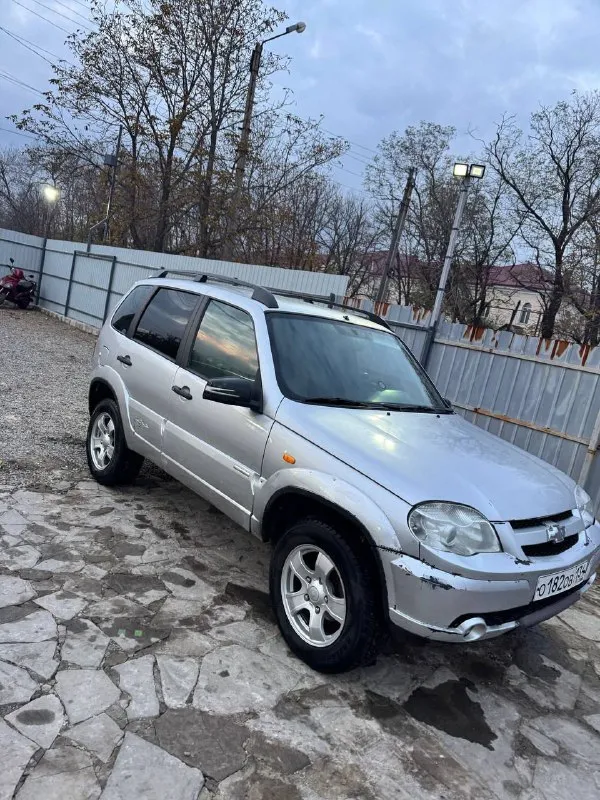Нива шевроле год 2009 документы чистые оформлена на меня продаю шевик на боевом ходу резина новая, подвеска ходовка на отлично, мотор масло не жрёт. по договоренности могу пригнать в любой город лнр днр вообще машина в красном луче цена 430 торг можно обмен 89270688934 телега +79590398776 сотовый - фотография - 2