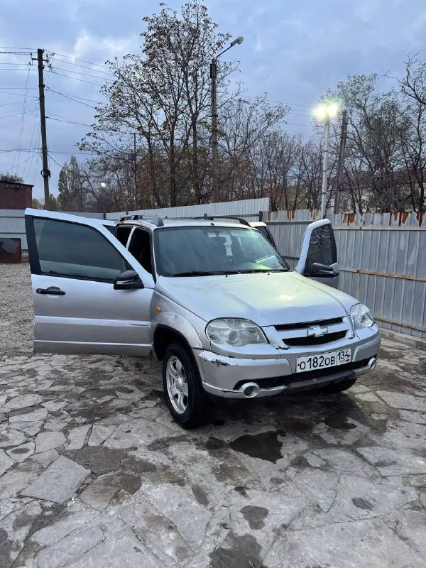 Нива шевроле год 2009 документы чистые оформлена на меня продаю шевик на боевом ходу резина новая, подвеска ходовка на отлично, мотор масло не жрёт. по договоренности могу пригнать в любой город лнр днр вообще машина в красном луче цена 430 торг можно обмен 89270688934 телега +79590398776 сотовый - фотография - 3