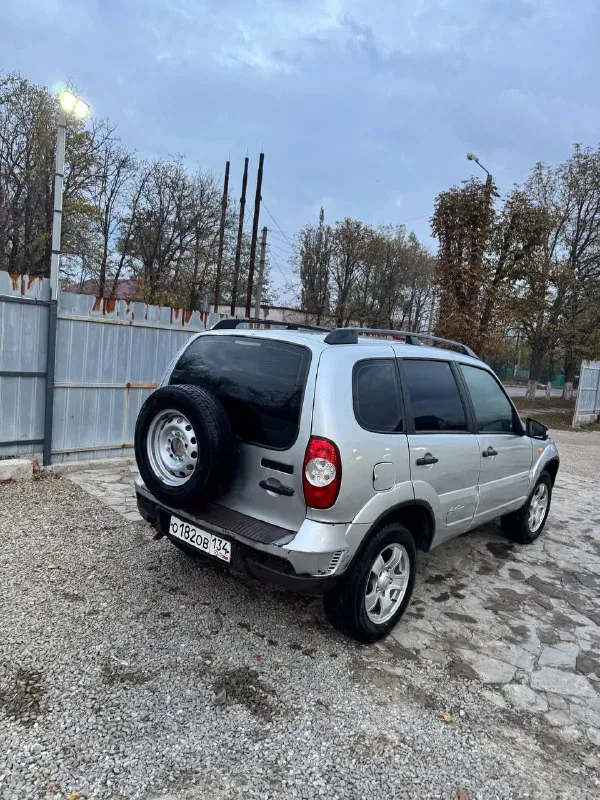 Нива шевроле год 2009 документы чистые оформлена на меня продаю шевик на боевом ходу резина новая, подвеска ходовка на отлично, мотор масло не жрёт. по договоренности могу пригнать в любой город лнр днр вообще машина в красном луче цена 430 торг можно обмен 89270688934 телега +79590398776 сотовый - фотография - 4