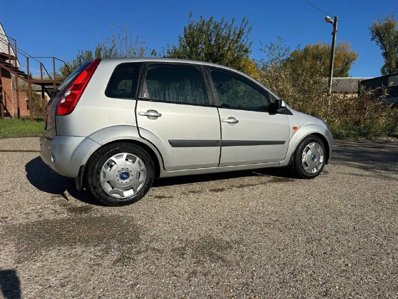 🚗 ford fiesta 2007 — надёжный городской автомобиль с прозрачной историей! технические характеристики: 🔧 двигатель: 1.6 л (100 л. с.) 🚙 коробка передач: автоматическая 📅 год выпуска: 2007 🛣️ пробег: 236 000 км 🔍 проверка истории: чистая автотека 🌡️ кондиционер в рабочем состоянии 🔌 электропривод стёкол ключевые преимущества: 💧 экономичный расход: 7-8 л/100 км - фотография - 4