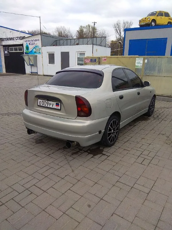 Продам daewoo lanos 1.6, 2006 года выпуска. автомобиль полностью исправен и не требует вложениний. авто стоит на учёте днр, полный пакет документов готов к переоформлению на нового владельца. двигатель объемом 1.6 литра. машина оснащена двумя подушками безопасности. кондиционер. на автомобиле установлены литые диски r16, которые не только придают машине современный и привлекательный вид, но и улучшают управляемость. усиленные тормоза (передние диски — 280 мм, задние — 261 мм) делают движение более уверенным и безопасным. тормоза служат значительно дольше и обеспечивают эффективное торможение при любых условиях. машина ухожена, своевременно проходила все то, не требовала крупных вложений. цена 300 тысяч. тел. +79895136372 - фотография - 2