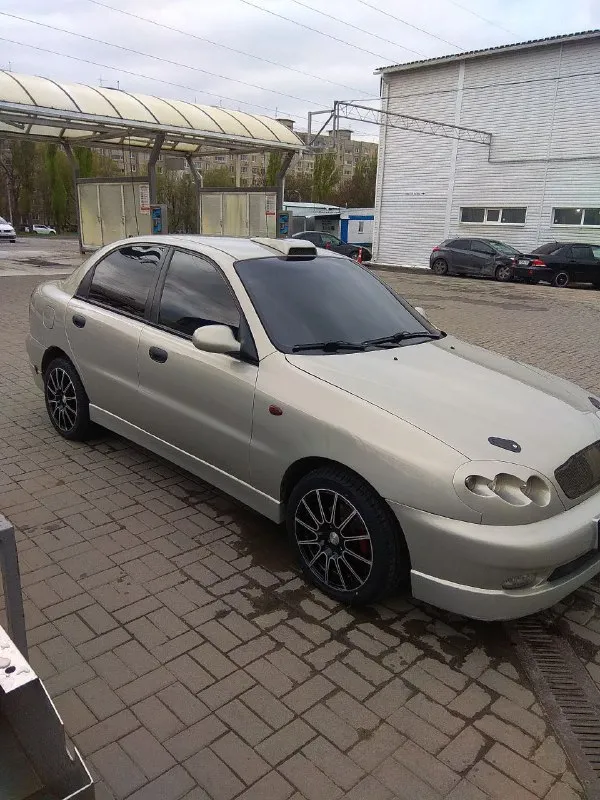 Продам daewoo lanos 1.6, 2006 года выпуска. автомобиль полностью исправен и не требует вложениний. авто стоит на учёте днр, полный пакет документов готов к переоформлению на нового владельца. двигатель объемом 1.6 литра. машина оснащена двумя подушками безопасности. кондиционер. на автомобиле установлены литые диски r16, которые не только придают машине современный и привлекательный вид, но и улучшают управляемость. усиленные тормоза (передние диски — 280 мм, задние — 261 мм) делают движение более уверенным и безопасным. тормоза служат значительно дольше и обеспечивают эффективное торможение при любых условиях. машина ухожена, своевременно проходила все то, не требовала крупных вложений. цена 300 тысяч. тел. +79895136372 - фотография - 3