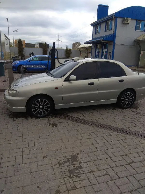 Продам daewoo lanos 1.6, 2006 года выпуска. автомобиль полностью исправен и не требует вложениний. авто стоит на учёте днр, полный пакет документов готов к переоформлению на нового владельца. двигатель объемом 1.6 литра. машина оснащена двумя подушками безопасности. кондиционер. на автомобиле установлены литые диски r16, которые не только придают машине современный и привлекательный вид, но и улучшают управляемость. усиленные тормоза (передние диски — 280 мм, задние — 261 мм) делают движение более уверенным и безопасным. тормоза служат значительно дольше и обеспечивают эффективное торможение при любых условиях. машина ухожена, своевременно проходила все то, не требовала крупных вложений. цена 300 тысяч. тел. +79895136372 - фотография - 5