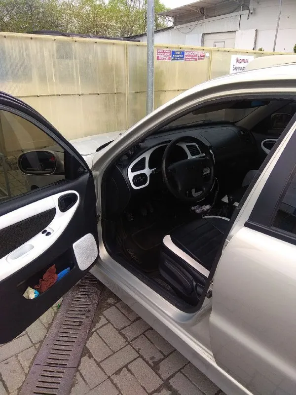 Продам daewoo lanos 1.6, 2006 года выпуска. автомобиль полностью исправен и не требует вложениний. авто стоит на учёте днр, полный пакет документов готов к переоформлению на нового владельца. двигатель объемом 1.6 литра. машина оснащена двумя подушками безопасности. кондиционер. на автомобиле установлены литые диски r16, которые не только придают машине современный и привлекательный вид, но и улучшают управляемость. усиленные тормоза (передние диски — 280 мм, задние — 261 мм) делают движение более уверенным и безопасным. тормоза служат значительно дольше и обеспечивают эффективное торможение при любых условиях. машина ухожена, своевременно проходила все то, не требовала крупных вложений. цена 300 тысяч. тел. +79895136372 - фотография - 8