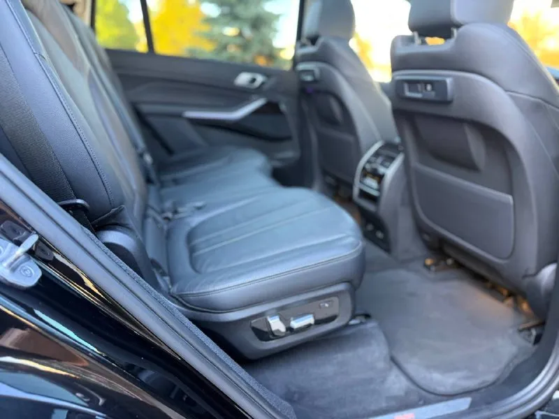 Продам bmw x7 мотор 3л бензин b58 пробег 99.000км авто в идеальном состоянии, работает абсолютно всё, есть все ассистенты и помощники, 360 камера полностью обслужен, все масла и жидкости поменяны на пневме 3 ряда сидений покрыт керамикой новая резина в заводском окрасе гаражное хранение цена 6.6млн +79493338059 - фотография - 9