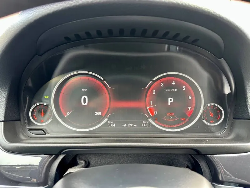 Продается bmw 520 рестайлинг 2015 года. автомобиль в идеальном техническом состоянии, с пробегом 178 тыс. км. оснащен надежным 2.0-литровым бензиновым двигателем (184 л. с.) и автоматической коробкой передач. кузов сохранил 99% родной краски — окрашена всего одна деталь. все рисковые зоны защищены бронепленкой. проведено полное техническое обслуживание: на 150 тыс. км заменена цепь грм, все ремни и ролики; на 177 тыс. км обновлены колодки и все технические жидкости. двигатель, коробка и ходовая часть работают безупречно. готов к проверке на любом сто. в комплекте — два набора резины. цена: 1 999 000₽. торг, обмен. звоните или пишите в telegram: +79493570671, +79614001041 (виталий). автомобиль находится в донецке. - фотография - 10