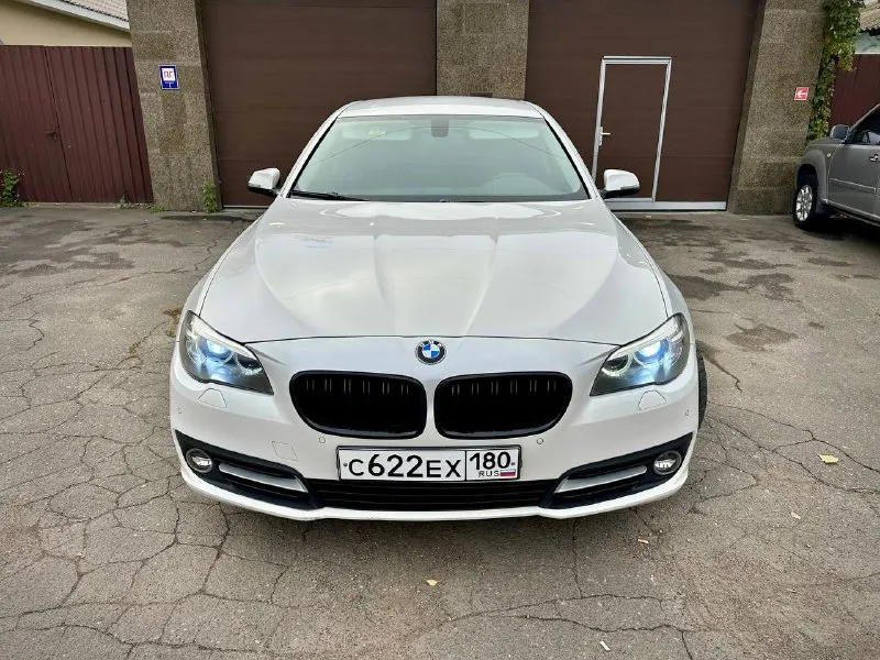 Продается bmw 520 рестайлинг 2015 года. автомобиль в идеальном техническом состоянии, с пробегом 178 тыс. км. оснащен надежным 2.0-литровым бензиновым двигателем (184 л. с.) и автоматической коробкой передач. кузов сохранил 99% родной краски — окрашена всего одна деталь. все рисковые зоны защищены бронепленкой. проведено полное техническое обслуживание: на 150 тыс. км заменена цепь грм, все ремни и ролики; на 177 тыс. км обновлены колодки и все технические жидкости. двигатель, коробка и ходовая часть работают безупречно. готов к проверке на любом сто. в комплекте — два набора резины. цена: 1 999 000₽. торг, обмен. звоните или пишите в telegram: +79493570671, +79614001041 (виталий). автомобиль находится в донецке. - фотография - 2