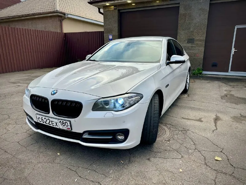 Продается bmw 520 рестайлинг 2015 года. автомобиль в идеальном техническом состоянии, с пробегом 178 тыс. км. оснащен надежным 2.0-литровым бензиновым двигателем (184 л. с.) и автоматической коробкой передач. кузов сохранил 99% родной краски — окрашена всего одна деталь. все рисковые зоны защищены бронепленкой. проведено полное техническое обслуживание: на 150 тыс. км заменена цепь грм, все ремни и ролики; на 177 тыс. км обновлены колодки и все технические жидкости. двигатель, коробка и ходовая часть работают безупречно. готов к проверке на любом сто. в комплекте — два набора резины. цена: 1 999 000₽. торг, обмен. звоните или пишите в telegram: +79493570671, +79614001041 (виталий). автомобиль находится в донецке. - фотография - 3