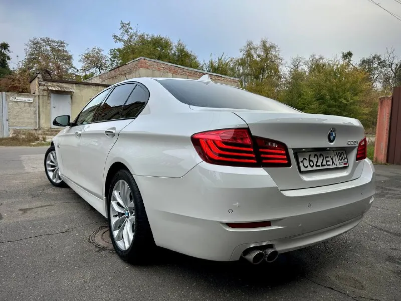 Продается bmw 520 рестайлинг 2015 года. автомобиль в идеальном техническом состоянии, с пробегом 178 тыс. км. оснащен надежным 2.0-литровым бензиновым двигателем (184 л. с.) и автоматической коробкой передач. кузов сохранил 99% родной краски — окрашена всего одна деталь. все рисковые зоны защищены бронепленкой. проведено полное техническое обслуживание: на 150 тыс. км заменена цепь грм, все ремни и ролики; на 177 тыс. км обновлены колодки и все технические жидкости. двигатель, коробка и ходовая часть работают безупречно. готов к проверке на любом сто. в комплекте — два набора резины. цена: 1 999 000₽. торг, обмен. звоните или пишите в telegram: +79493570671, +79614001041 (виталий). автомобиль находится в донецке. - фотография - 4