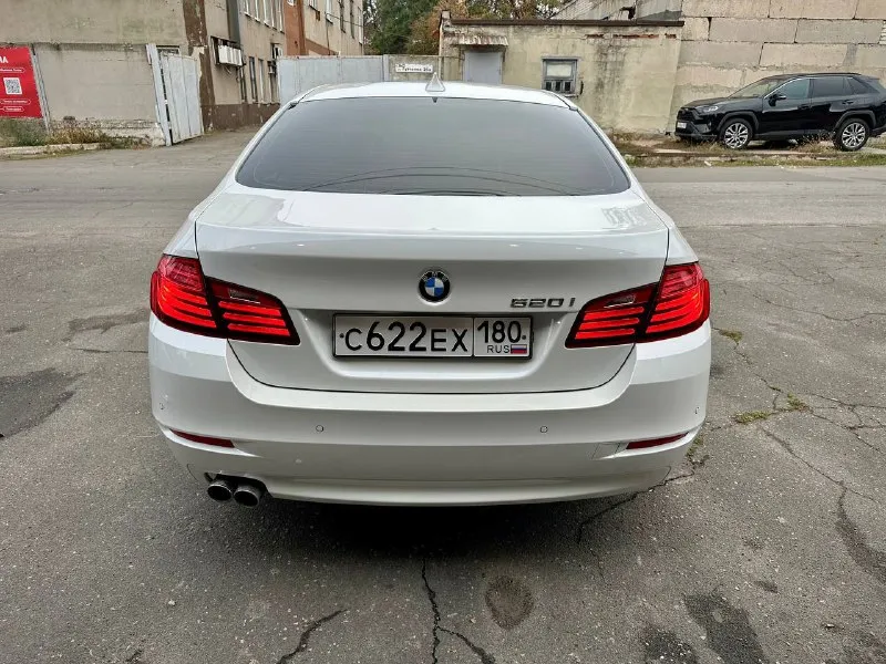 Продается bmw 520 рестайлинг 2015 года. автомобиль в идеальном техническом состоянии, с пробегом 178 тыс. км. оснащен надежным 2.0-литровым бензиновым двигателем (184 л. с.) и автоматической коробкой передач. кузов сохранил 99% родной краски — окрашена всего одна деталь. все рисковые зоны защищены бронепленкой. проведено полное техническое обслуживание: на 150 тыс. км заменена цепь грм, все ремни и ролики; на 177 тыс. км обновлены колодки и все технические жидкости. двигатель, коробка и ходовая часть работают безупречно. готов к проверке на любом сто. в комплекте — два набора резины. цена: 1 999 000₽. торг, обмен. звоните или пишите в telegram: +79493570671, +79614001041 (виталий). автомобиль находится в донецке. - фотография - 5