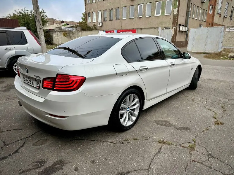 Продается bmw 520 рестайлинг 2015 года. автомобиль в идеальном техническом состоянии, с пробегом 178 тыс. км. оснащен надежным 2.0-литровым бензиновым двигателем (184 л. с.) и автоматической коробкой передач. кузов сохранил 99% родной краски — окрашена всего одна деталь. все рисковые зоны защищены бронепленкой. проведено полное техническое обслуживание: на 150 тыс. км заменена цепь грм, все ремни и ролики; на 177 тыс. км обновлены колодки и все технические жидкости. двигатель, коробка и ходовая часть работают безупречно. готов к проверке на любом сто. в комплекте — два набора резины. цена: 1 999 000₽. торг, обмен. звоните или пишите в telegram: +79493570671, +79614001041 (виталий). автомобиль находится в донецке. - фотография - 6
