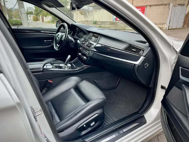 Продается bmw 520 рестайлинг 2015 года. автомобиль в идеальном техническом состоянии, с пробегом 178 тыс. км. оснащен надежным 2.0-литровым бензиновым двигателем (184 л. с.) и автоматической коробкой передач. кузов сохранил 99% родной краски — окрашена всего одна деталь. все рисковые зоны защищены бронепленкой. проведено полное техническое обслуживание: на 150 тыс. км заменена цепь грм, все ремни и ролики; на 177 тыс. км обновлены колодки и все технические жидкости. двигатель, коробка и ходовая часть работают безупречно. готов к проверке на любом сто. в комплекте — два набора резины. цена: 1 999 000₽. торг, обмен. звоните или пишите в telegram: +79493570671, +79614001041 (виталий). автомобиль находится в донецке. - фотография - 7