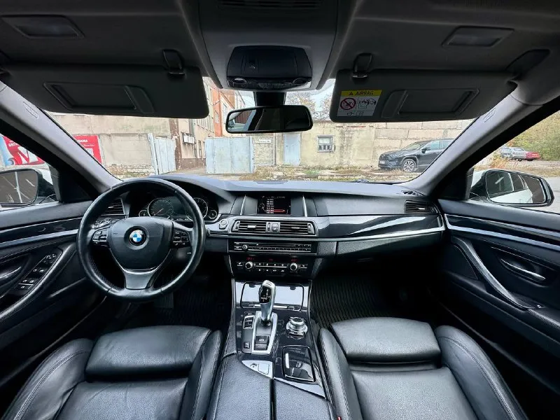 Продается bmw 520 рестайлинг 2015 года. автомобиль в идеальном техническом состоянии, с пробегом 178 тыс. км. оснащен надежным 2.0-литровым бензиновым двигателем (184 л. с.) и автоматической коробкой передач. кузов сохранил 99% родной краски — окрашена всего одна деталь. все рисковые зоны защищены бронепленкой. проведено полное техническое обслуживание: на 150 тыс. км заменена цепь грм, все ремни и ролики; на 177 тыс. км обновлены колодки и все технические жидкости. двигатель, коробка и ходовая часть работают безупречно. готов к проверке на любом сто. в комплекте — два набора резины. цена: 1 999 000₽. торг, обмен. звоните или пишите в telegram: +79493570671, +79614001041 (виталий). автомобиль находится в донецке. - фотография - 8