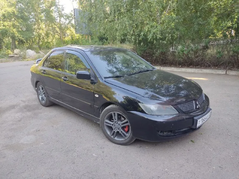 Продам mitsubishi lancer 9 2.0л механика 135 л. с. цена: 360 000р ( торг символический) год: 2006 пробег: 295000 я - владелец с 20г, доки чистые. 10 тыс. км назад делал капиталку по стандартным размерам (выработки нет абсолютно). в машине хороший, приятный салон в алькантаре приятная музыка гидроусилитель руля кондиционер подогрев стёкол подогрев зеркал подогрев передних сидений авs хороший спортивный выхлоп резина : лето r16 литьё mitsubishi ориг. зима r15 литьё из минусов: нет ручника трещина на лобовом г. донецк +79495779834 - фотография - 2