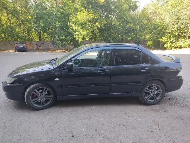 Продам mitsubishi lancer 9 2.0л механика 135 л. с. цена: 360 000р ( торг символический) год: 2006 пробег: 295000 я - владелец с 20г, доки чистые. 10 тыс. км назад делал капиталку по стандартным размерам (выработки нет абсолютно). в машине хороший, приятный салон в алькантаре приятная музыка гидроусилитель руля кондиционер подогрев стёкол подогрев зеркал подогрев передних сидений авs хороший спортивный выхлоп резина : лето r16 литьё mitsubishi ориг. зима r15 литьё из минусов: нет ручника трещина на лобовом г. донецк +79495779834 - фотография - 3