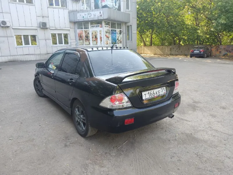 Продам mitsubishi lancer 9 2.0л механика 135 л. с. цена: 360 000р ( торг символический) год: 2006 пробег: 295000 я - владелец с 20г, доки чистые. 10 тыс. км назад делал капиталку по стандартным размерам (выработки нет абсолютно). в машине хороший, приятный салон в алькантаре приятная музыка гидроусилитель руля кондиционер подогрев стёкол подогрев зеркал подогрев передних сидений авs хороший спортивный выхлоп резина : лето r16 литьё mitsubishi ориг. зима r15 литьё из минусов: нет ручника трещина на лобовом г. донецк +79495779834 - фотография - 4
