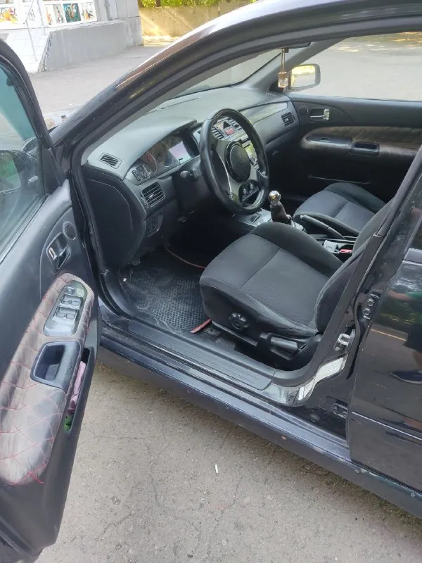 Продам mitsubishi lancer 9 2.0л механика 135 л. с. цена: 360 000р ( торг символический) год: 2006 пробег: 295000 я - владелец с 20г, доки чистые. 10 тыс. км назад делал капиталку по стандартным размерам (выработки нет абсолютно). в машине хороший, приятный салон в алькантаре приятная музыка гидроусилитель руля кондиционер подогрев стёкол подогрев зеркал подогрев передних сидений авs хороший спортивный выхлоп резина : лето r16 литьё mitsubishi ориг. зима r15 литьё из минусов: нет ручника трещина на лобовом г. донецк +79495779834 - фотография - 5