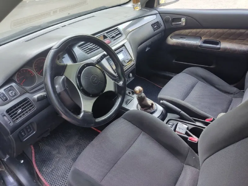 Продам mitsubishi lancer 9 2.0л механика 135 л. с. цена: 360 000р ( торг символический) год: 2006 пробег: 295000 я - владелец с 20г, доки чистые. 10 тыс. км назад делал капиталку по стандартным размерам (выработки нет абсолютно). в машине хороший, приятный салон в алькантаре приятная музыка гидроусилитель руля кондиционер подогрев стёкол подогрев зеркал подогрев передних сидений авs хороший спортивный выхлоп резина : лето r16 литьё mitsubishi ориг. зима r15 литьё из минусов: нет ручника трещина на лобовом г. донецк +79495779834 - фотография - 6