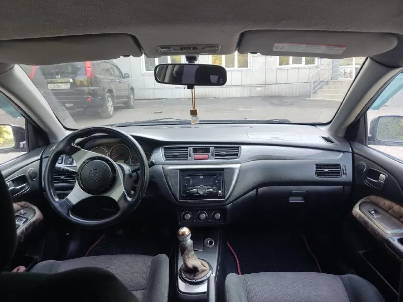 Продам mitsubishi lancer 9 2.0л механика 135 л. с. цена: 360 000р ( торг символический) год: 2006 пробег: 295000 я - владелец с 20г, доки чистые. 10 тыс. км назад делал капиталку по стандартным размерам (выработки нет абсолютно). в машине хороший, приятный салон в алькантаре приятная музыка гидроусилитель руля кондиционер подогрев стёкол подогрев зеркал подогрев передних сидений авs хороший спортивный выхлоп резина : лето r16 литьё mitsubishi ориг. зима r15 литьё из минусов: нет ручника трещина на лобовом г. донецк +79495779834 - фотография - 7