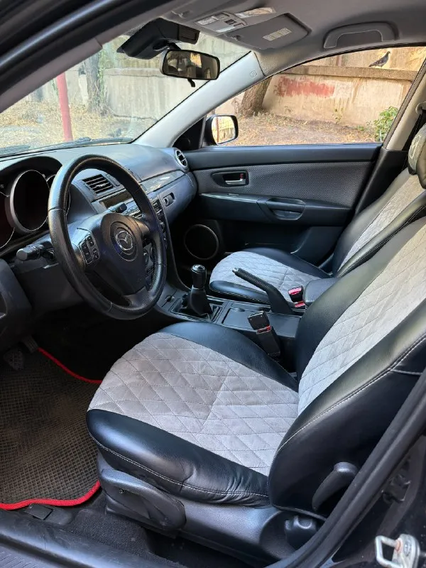Продаю mazda 3 bk машина в хорошем состоянии, пробег 200.000 км, 2007 год выпуска ❗️ по техничке все работает ❗️ из минусов: - для данных машин - это слабый металл. есть недочеты по порогам и мелкие сколы по кузову (ничего критичного нету) 🚨была сделана капиталка мотора, заменены вкладыши, кольца, коленвал, и шатун 1 ❗️ литые оригинальные диски с новой резиной ikon (отъездила 1 сезона) ❗️ редкая комплектация sport, мотор 2.0 на механической 6-ти ступенчатой коробке передач (ездили на ней очень аккуратно и только по городу). ❗️ полностью работающий 1-зонный климат контроль. ❗️ если нужны фото и тд в лс связь +79494959427 (телеграмм на этот же номер, желательно писать ) ❗️ город торез ❗️цена 550.000 рублей торг у капота 📞 звоните: +7(949)4959427 - фотография - 2