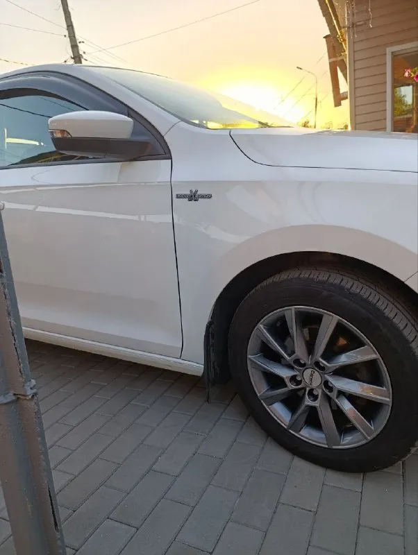 Продам skoda rapid hockey edition 2019 год выпуска в эксплуатации с 2020 года. двигатель mpi (один из самых надежных ) 1.6 бензин, кпп механика 5 ступка, пробег 97 тыс км, макмимально экономичный расход, по городу 6-7, по шоссе 4-5, ✅ парктроник перед, зад ✅ кондиционер ✅ подогрев сидений ✅ электро зеркала ✅ датчик света авто в отличном состоянии, 2 комплекта резины ( зима на заводских штампах, лето на легкосплавных дисках )я хозяин, цена 1400 000 рублей (торг у капота ), доп информация по телефону, макс, телеграм +79493216287 авто находиться в городе шахтерск 📞 звоните: +7(949)3216287 - фотография - 2