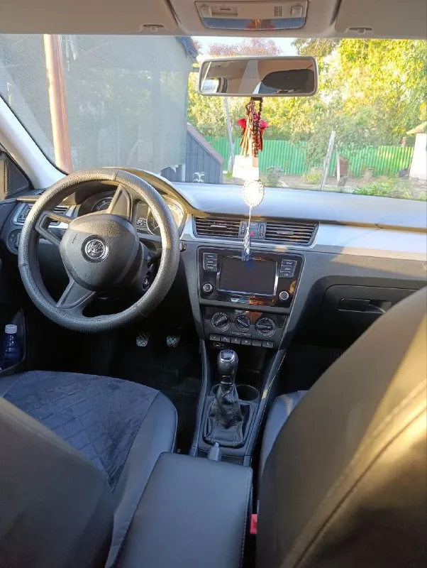 Продам skoda rapid hockey edition 2019 год выпуска в эксплуатации с 2020 года. двигатель mpi (один из самых надежных ) 1.6 бензин, кпп механика 5 ступка, пробег 97 тыс км, макмимально экономичный расход, по городу 6-7, по шоссе 4-5, ✅ парктроник перед, зад ✅ кондиционер ✅ подогрев сидений ✅ электро зеркала ✅ датчик света авто в отличном состоянии, 2 комплекта резины ( зима на заводских штампах, лето на легкосплавных дисках )я хозяин, цена 1400 000 рублей (торг у капота ), доп информация по телефону, макс, телеграм +79493216287 авто находиться в городе шахтерск 📞 звоните: +7(949)3216287 - фотография - 4