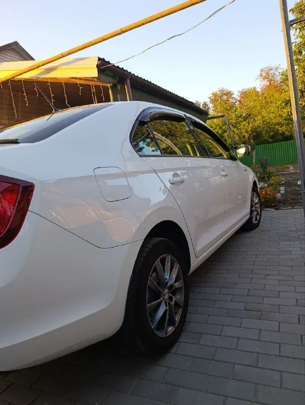 Продам skoda rapid hockey edition 2019 год выпуска в эксплуатации с 2020 года. двигатель mpi (один из самых надежных ) 1.6 бензин, кпп механика 5 ступка, пробег 97 тыс км, макмимально экономичный расход, по городу 6-7, по шоссе 4-5, ✅ парктроник перед, зад ✅ кондиционер ✅ подогрев сидений ✅ электро зеркала ✅ датчик света авто в отличном состоянии, 2 комплекта резины ( зима на заводских штампах, лето на легкосплавных дисках )я хозяин, цена 1400 000 рублей (торг у капота ), доп информация по телефону, макс, телеграм +79493216287 авто находиться в городе шахтерск 📞 звоните: +7(949)3216287 - фотография - 6