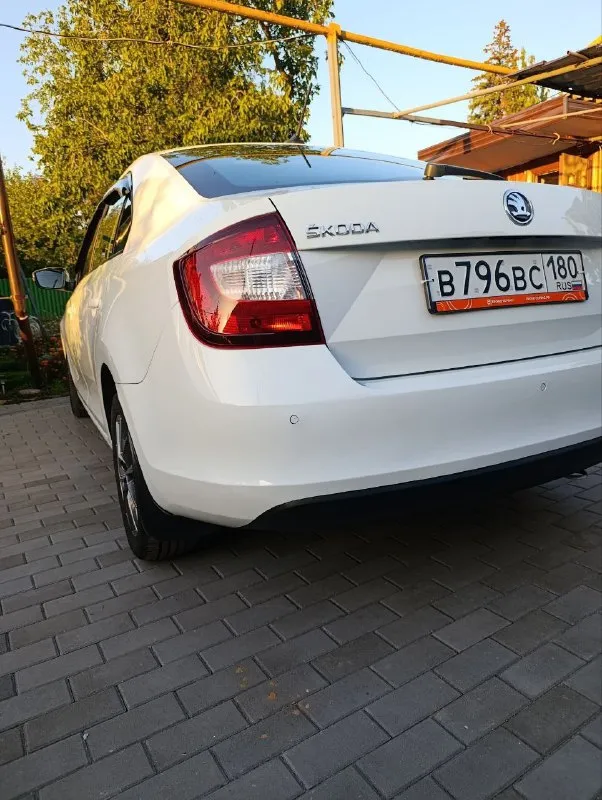 Продам skoda rapid hockey edition 2019 год выпуска в эксплуатации с 2020 года. двигатель mpi (один из самых надежных ) 1.6 бензин, кпп механика 5 ступка, пробег 97 тыс км, макмимально экономичный расход, по городу 6-7, по шоссе 4-5, ✅ парктроник перед, зад ✅ кондиционер ✅ подогрев сидений ✅ электро зеркала ✅ датчик света авто в отличном состоянии, 2 комплекта резины ( зима на заводских штампах, лето на легкосплавных дисках )я хозяин, цена 1400 000 рублей (торг у капота ), доп информация по телефону, макс, телеграм +79493216287 авто находиться в городе шахтерск 📞 звоните: +7(949)3216287 - фотография - 7
