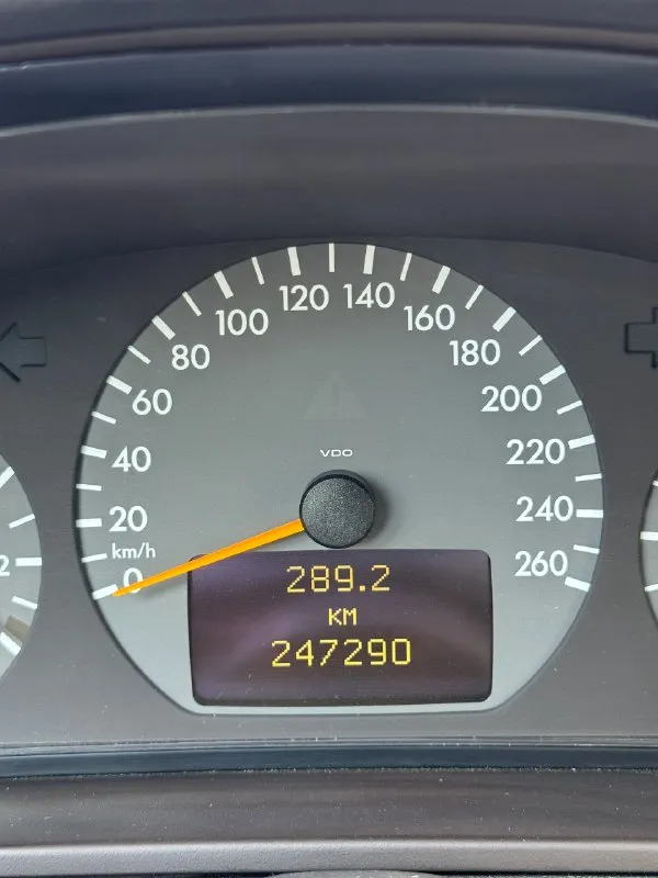 Продам собственный автомобиль mercedes e280, w210, 2001 года выпуска, задний привод, в кузове черного цвета, комплектация avantgarde, vin: wdb2100631b308912. пробег: 247 290 км. один собственник. автомобиль приобретен новым в автосалоне. обслужен. два комплекта шин. два ключа. гаражное хранение. юридически чист. автомобиль находится в городе донецке донецкой народной республики. возможен показ автомобиля в вашем городе либо путем видеосвязи. стоимость - 900 000₽ к. т. +79493053411 📞 звоните: +7(949)3053411 - фотография - 9