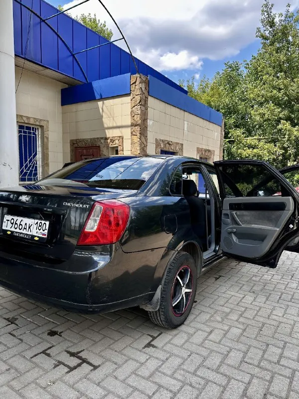 Продам chevrolet lacetti 1.6 2007г. выпуска. осмотр г. ждановка- енакиево кузов в нормальном состоянии, правый порог требует замены. по технической части нареканий нет, мотор работает плавно и ровно, коробка тоже работает мягко. подвеска в хорошем состоянии 2эл. стеклоподъёмника 2 подушки безопасности, подогрев заднего стекла. хорошая музыка, центральный замок, сигнализация. летняя резина на дисках, зимняя резина на штампах в хорошем состоянии. установлен газ, надо только подключить кнопку ( газа ) остальные вопросы по телефону +79493267646 цена 430 тыс ₽ торг у капота хорошему покупателю 📞 звоните: +7(949)3267646 - фотография - 2