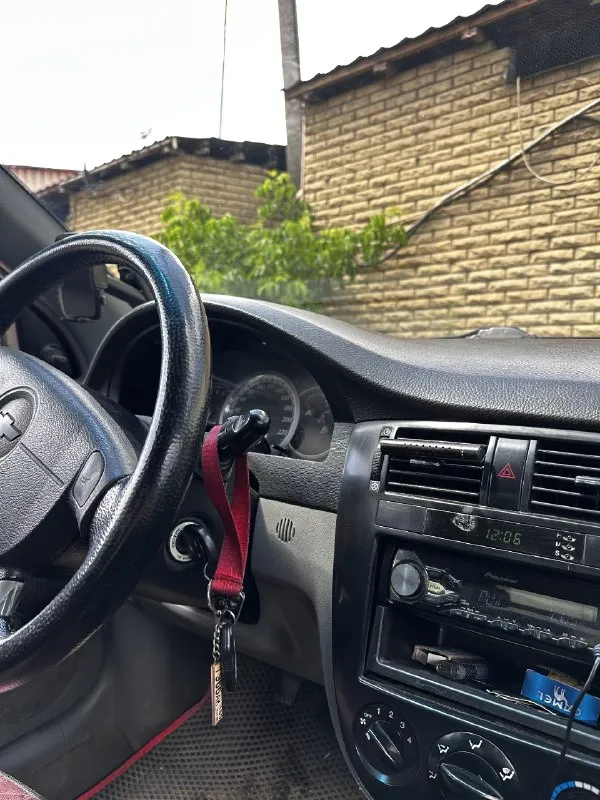 Продам chevrolet lacetti 1.6 2007г. выпуска. осмотр г. ждановка- енакиево кузов в нормальном состоянии, правый порог требует замены. по технической части нареканий нет, мотор работает плавно и ровно, коробка тоже работает мягко. подвеска в хорошем состоянии 2эл. стеклоподъёмника 2 подушки безопасности, подогрев заднего стекла. хорошая музыка, центральный замок, сигнализация. летняя резина на дисках, зимняя резина на штампах в хорошем состоянии. установлен газ, надо только подключить кнопку ( газа ) остальные вопросы по телефону +79493267646 цена 430 тыс ₽ торг у капота хорошему покупателю 📞 звоните: +7(949)3267646 - фотография - 7
