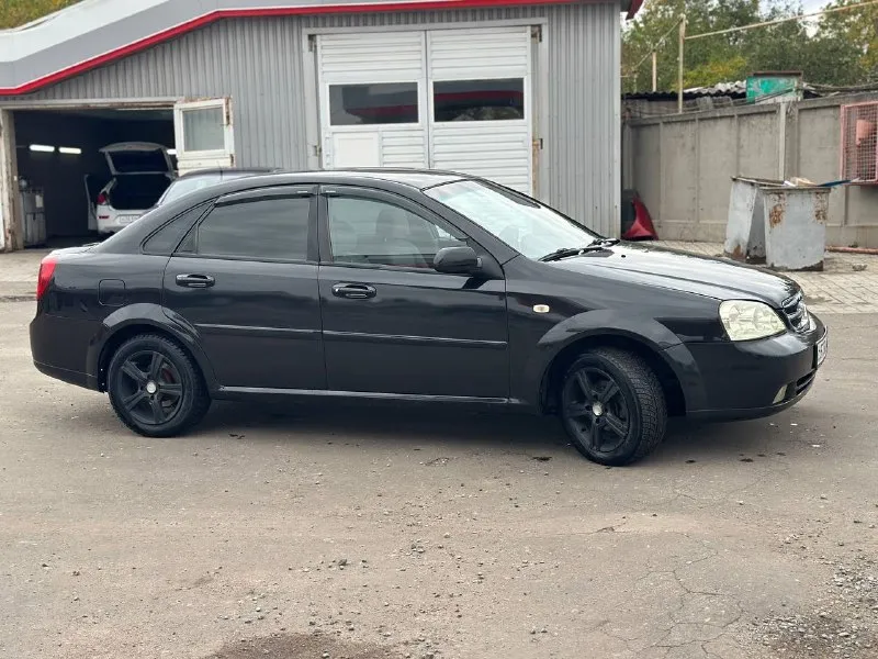 Продам chevrolet лачетти 2012 год 1.4 двигатель состояние как на фото ухоженный автомобиль я собственник тянет очень хорошо ходовая часть на отлично 👍 в машине работает все все жидкости по меняны масло поменяно автомобилем будете довольны едет очень мягко, комфортно коробка втыкается очень плавно и мягко машина без вложений, сел и поехал документы чистые, переоформление в мрео цена 550000тыс. торг на бензин ⛽️ осмотр город макеевка. тел: +79493806656 📞 звоните: +7(949)3806656 - фотография - 4