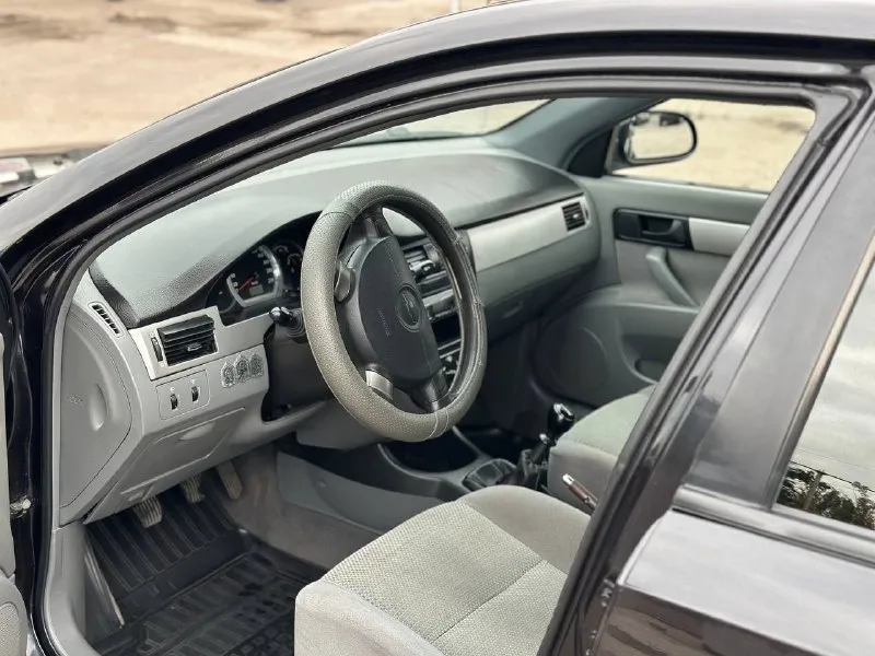 Продам chevrolet лачетти 2012 год 1.4 двигатель состояние как на фото ухоженный автомобиль я собственник тянет очень хорошо ходовая часть на отлично 👍 в машине работает все все жидкости по меняны масло поменяно автомобилем будете довольны едет очень мягко, комфортно коробка втыкается очень плавно и мягко машина без вложений, сел и поехал документы чистые, переоформление в мрео цена 550000тыс. торг на бензин ⛽️ осмотр город макеевка. тел: +79493806656 📞 звоните: +7(949)3806656 - фотография - 6