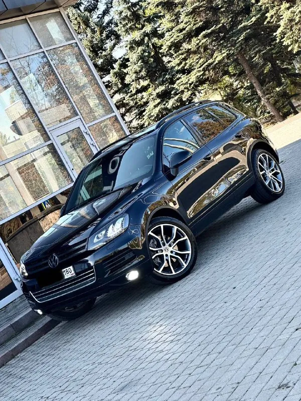 Volkswagen touareg кпп - автоматическая ( asin ) двигатель - 4.1tdi v8 4motion год выпуска - 2010 пробег - 190.000км цена - 1.850.000₽ тел. +79493902663 либо: +7 (949) 679-98-14 в продаже шикарный джип который содержит в себе идеальное сочетания надежности, мощности и экономичности. автомобиль имеет шикарный вид, проведена полная палировка кузова с покрытием жидкого стекла. стоят правильные колеса ( без внимания на дороге не оставит ) в жирной комплектации exclusive: прекрасное сочетание цветов салона, которое есть только в данной комплектации; двухзонный климат-контроль; эл. привод богажника; эл. привод передних сидений с памятью; бесключевой доступ; круиз-контроль; штатный адаптивный ксенон; датчик дождя и света; эл. складываемые зеркала с подогревом; штатная мультимедиа со всеми современными плюшками; подогревы сидений; подогрев лобового; запуск двигателя с кнопки; парктроники и многое другое. авто дарит кучу положительных эмоций от вождения с минимальным расходом топлива. связь не всегда хорошая, на этих же номерах есть телеграм. - фотография - 3