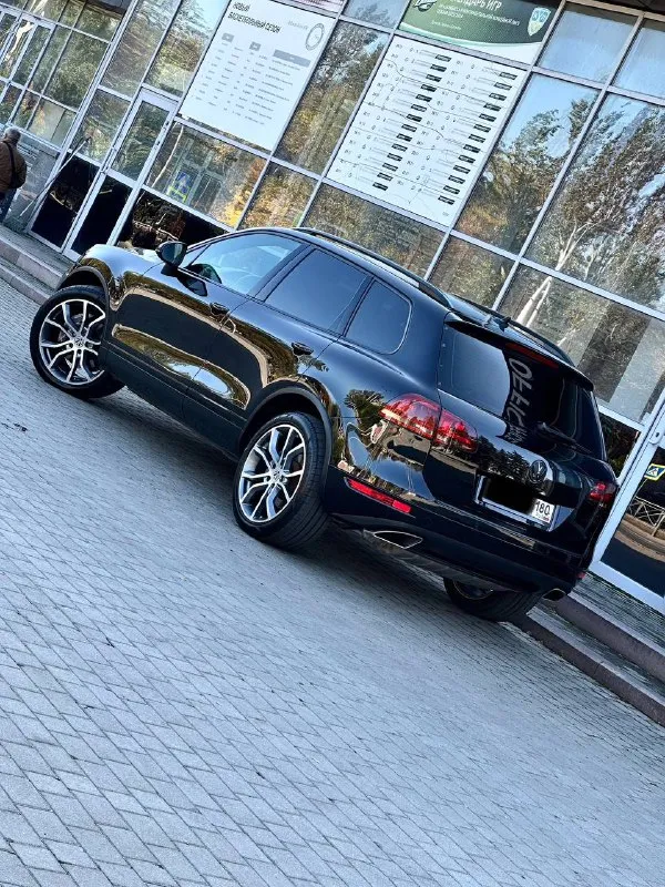 Volkswagen touareg кпп - автоматическая ( asin ) двигатель - 4.1tdi v8 4motion год выпуска - 2010 пробег - 190.000км цена - 1.850.000₽ тел. +79493902663 либо: +7 (949) 679-98-14 в продаже шикарный джип который содержит в себе идеальное сочетания надежности, мощности и экономичности. автомобиль имеет шикарный вид, проведена полная палировка кузова с покрытием жидкого стекла. стоят правильные колеса ( без внимания на дороге не оставит ) в жирной комплектации exclusive: прекрасное сочетание цветов салона, которое есть только в данной комплектации; двухзонный климат-контроль; эл. привод богажника; эл. привод передних сидений с памятью; бесключевой доступ; круиз-контроль; штатный адаптивный ксенон; датчик дождя и света; эл. складываемые зеркала с подогревом; штатная мультимедиа со всеми современными плюшками; подогревы сидений; подогрев лобового; запуск двигателя с кнопки; парктроники и многое другое. авто дарит кучу положительных эмоций от вождения с минимальным расходом топлива. связь не всегда хорошая, на этих же номерах есть телеграм. - фотография - 4
