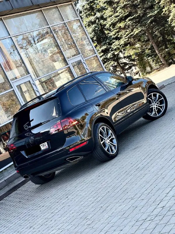 Volkswagen touareg кпп - автоматическая ( asin ) двигатель - 4.1tdi v8 4motion год выпуска - 2010 пробег - 190.000км цена - 1.850.000₽ тел. +79493902663 либо: +7 (949) 679-98-14 в продаже шикарный джип который содержит в себе идеальное сочетания надежности, мощности и экономичности. автомобиль имеет шикарный вид, проведена полная палировка кузова с покрытием жидкого стекла. стоят правильные колеса ( без внимания на дороге не оставит ) в жирной комплектации exclusive: прекрасное сочетание цветов салона, которое есть только в данной комплектации; двухзонный климат-контроль; эл. привод богажника; эл. привод передних сидений с памятью; бесключевой доступ; круиз-контроль; штатный адаптивный ксенон; датчик дождя и света; эл. складываемые зеркала с подогревом; штатная мультимедиа со всеми современными плюшками; подогревы сидений; подогрев лобового; запуск двигателя с кнопки; парктроники и многое другое. авто дарит кучу положительных эмоций от вождения с 📲 tg: @vladimir_23_23_23 📞 звоните: +7(949)3902663 - фотография - 2